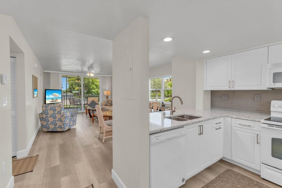 Short Walk to Beach Access I Coastal 2 Bed Essex Apartment in Marco Island