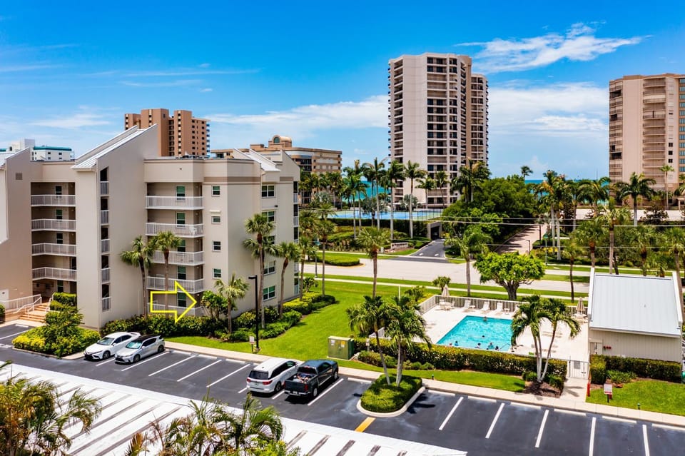 Short Walk to Beach Access I Coastal 2 Bed Essex Apartment in Marco Island