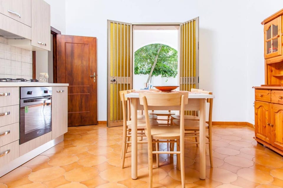 Kitchen or kitchenette, Dining area, oven, pet friendly, stove