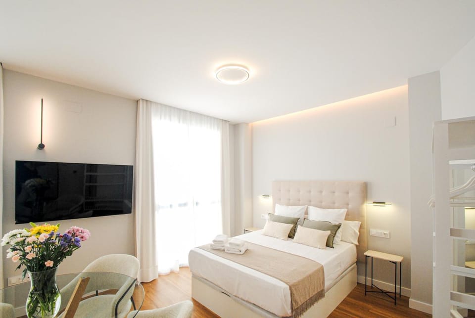 Bed, TV and multimedia, Photo of the whole room, Bedroom, towels