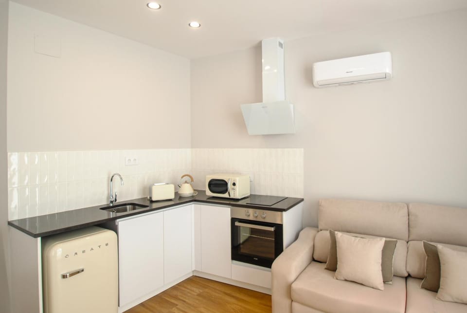 Kitchen or kitchenette, Living room, Seating area, Dining area, stove, toaster