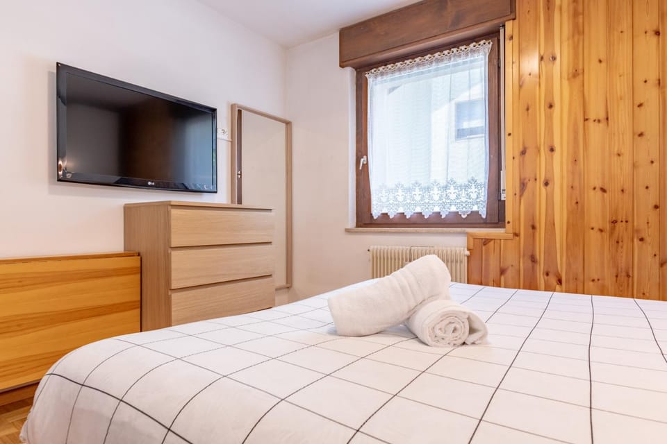 Bed, TV and multimedia, Photo of the whole room, Bedroom, wardrobe