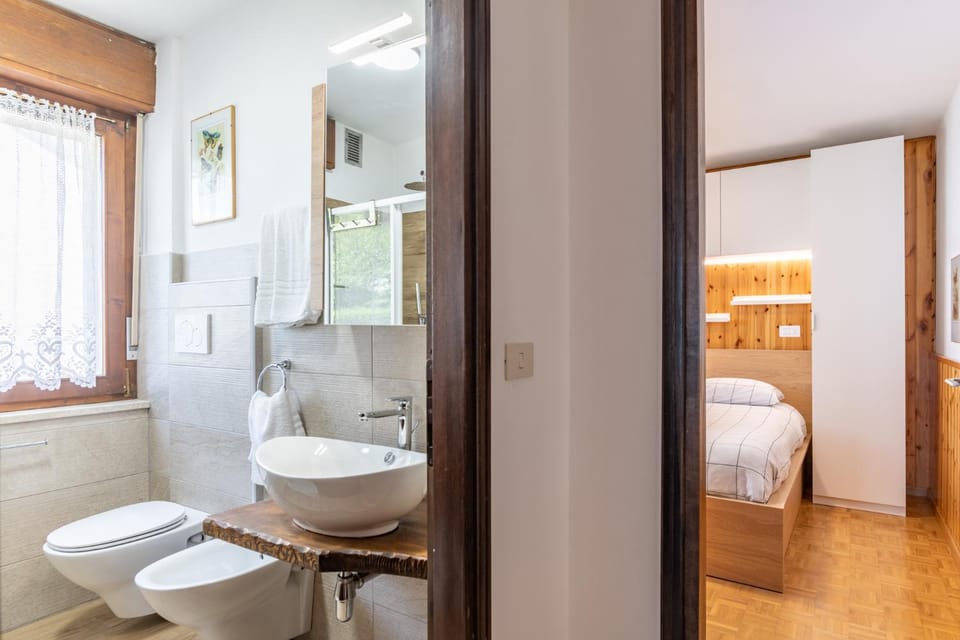 Toilet, Bed, Bathroom, Bedroom, towels