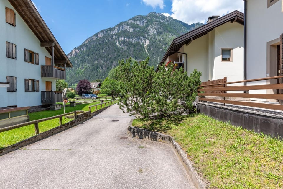 Property building, Day, Neighbourhood, Natural landscape, Mountain view
