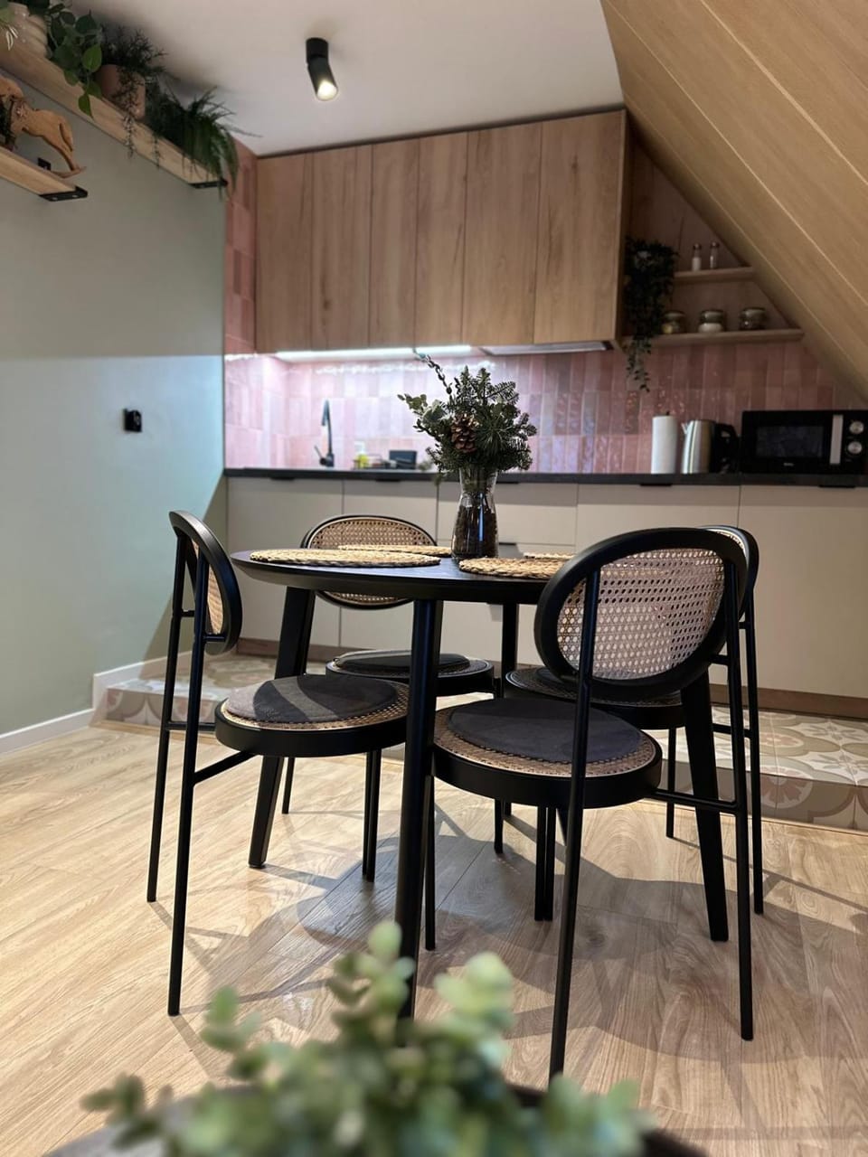 Kitchen or kitchenette, Dining area