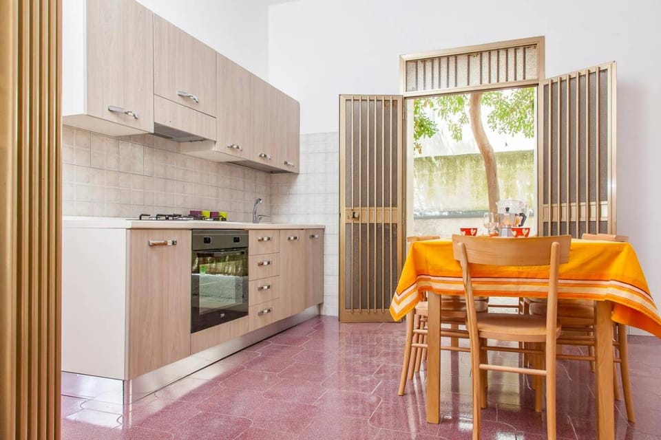 Kitchen or kitchenette, Living room, Seating area, Dining area, minibar, oven, pet friendly, stove