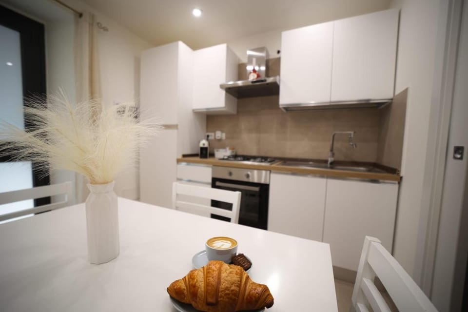 Restaurant/places to eat, Kitchen or kitchenette, Dining area, Breakfast, pet friendly, stove, toaster