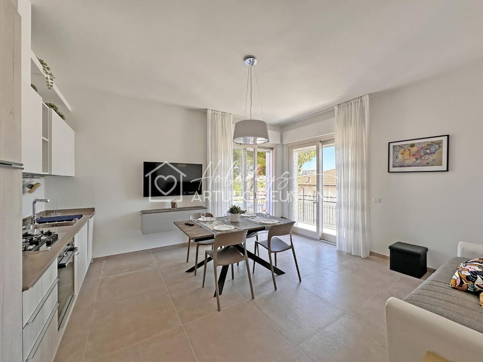 Kitchen or kitchenette, Dining area, oven, stove