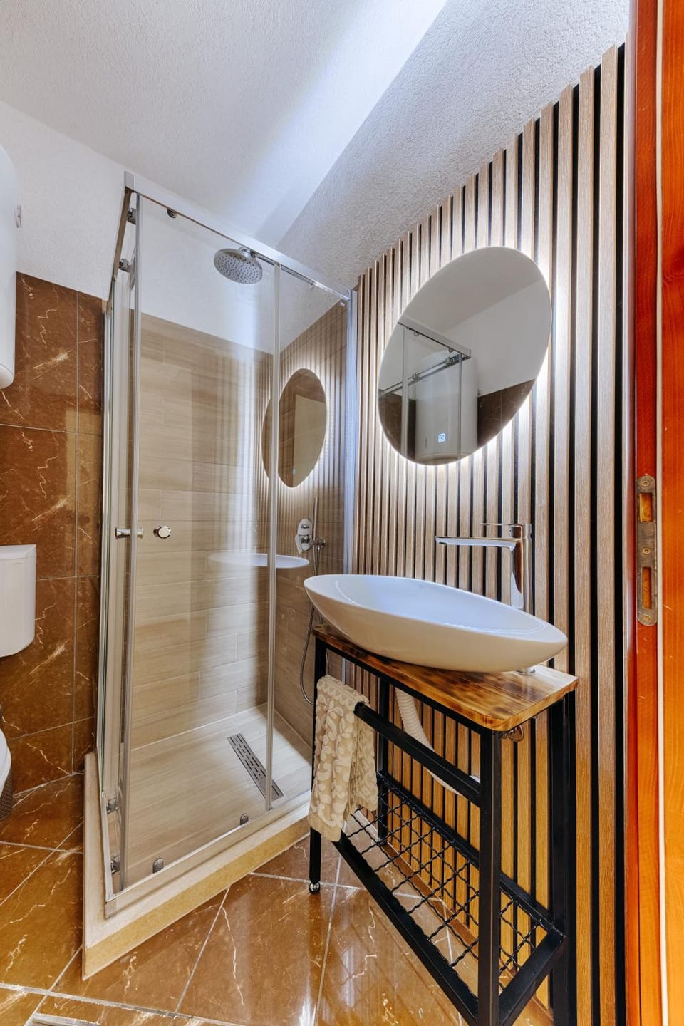 Shower, Toilet, Bathroom, Bath, towels
