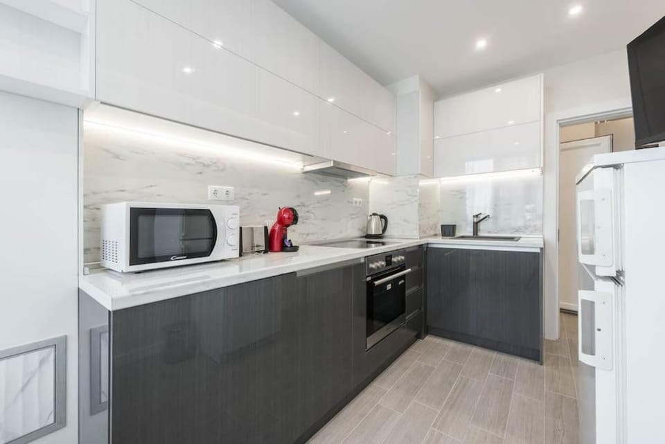 Coffee/tea facilities, Kitchen or kitchenette, oven, stove, toaster