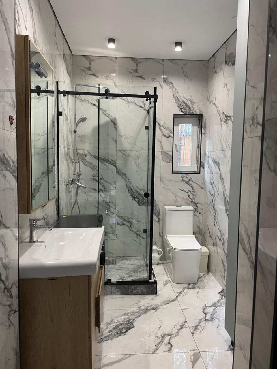Shower, Toilet