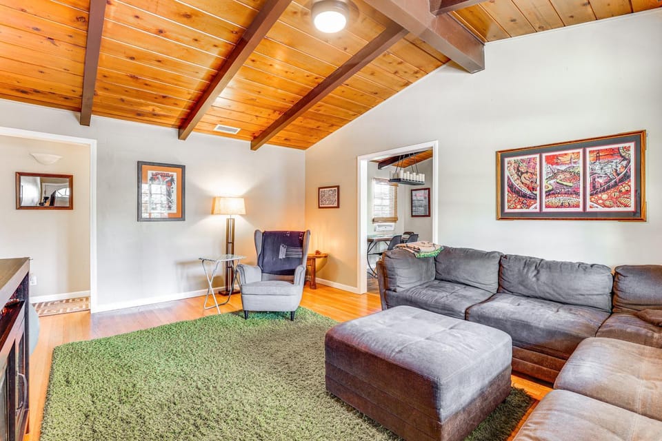 Peaceful Vista House with Gas Grill 1 Mi to Dtwn! House in Vista