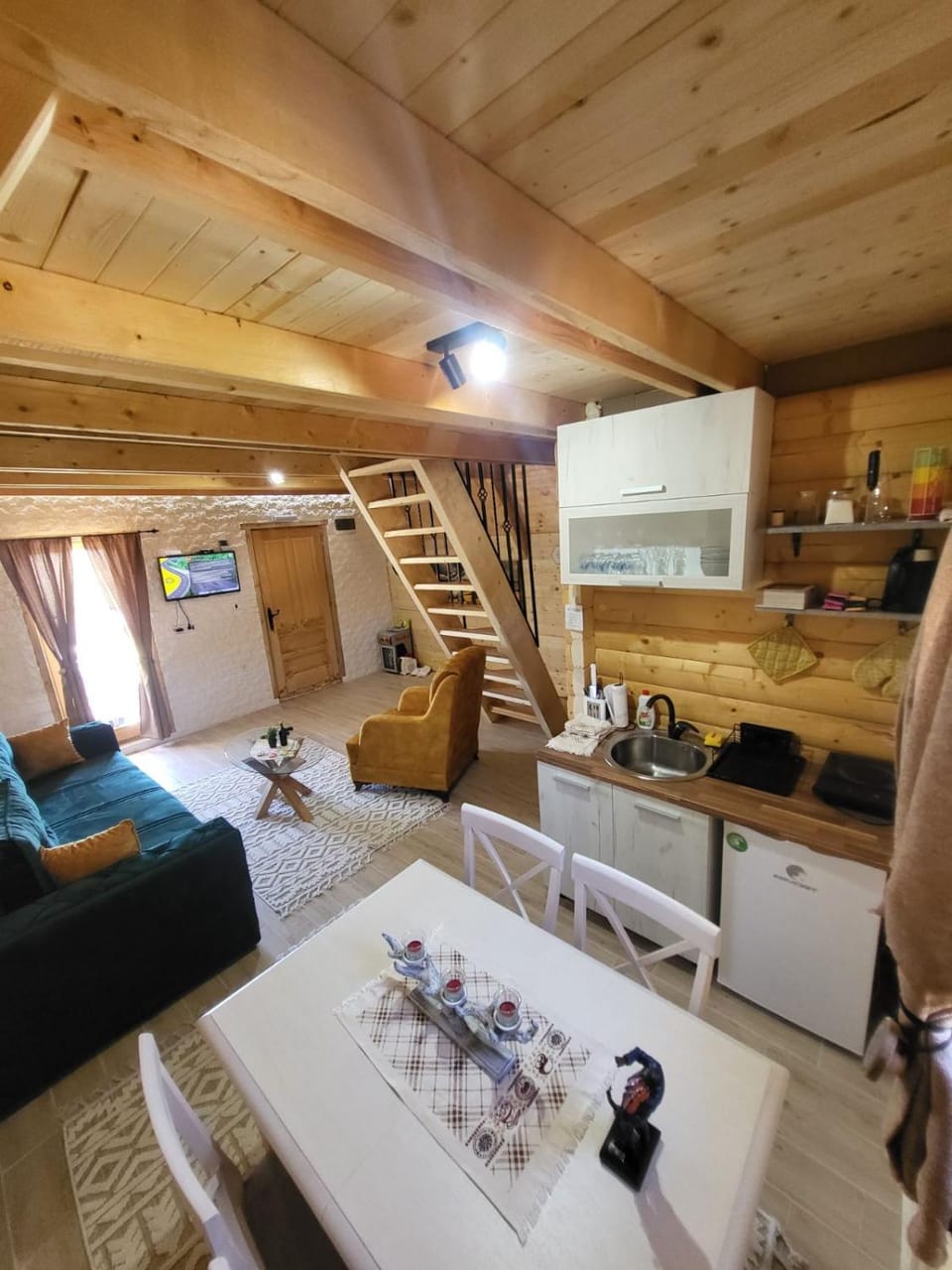 Kitchen or kitchenette, Living room, Seating area, Dining area, stove