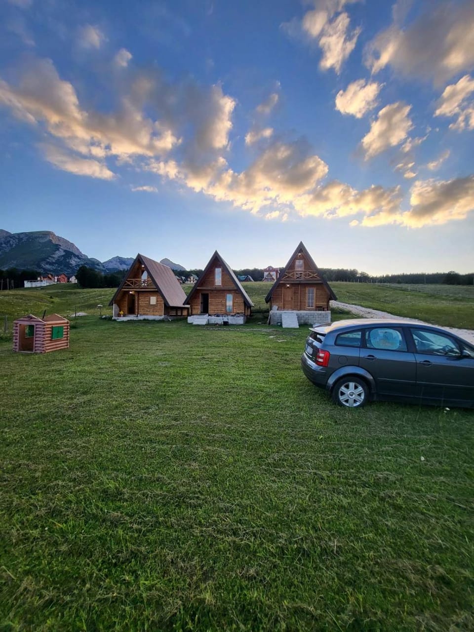 Property building, Day, Natural landscape, Mountain view, Parking
