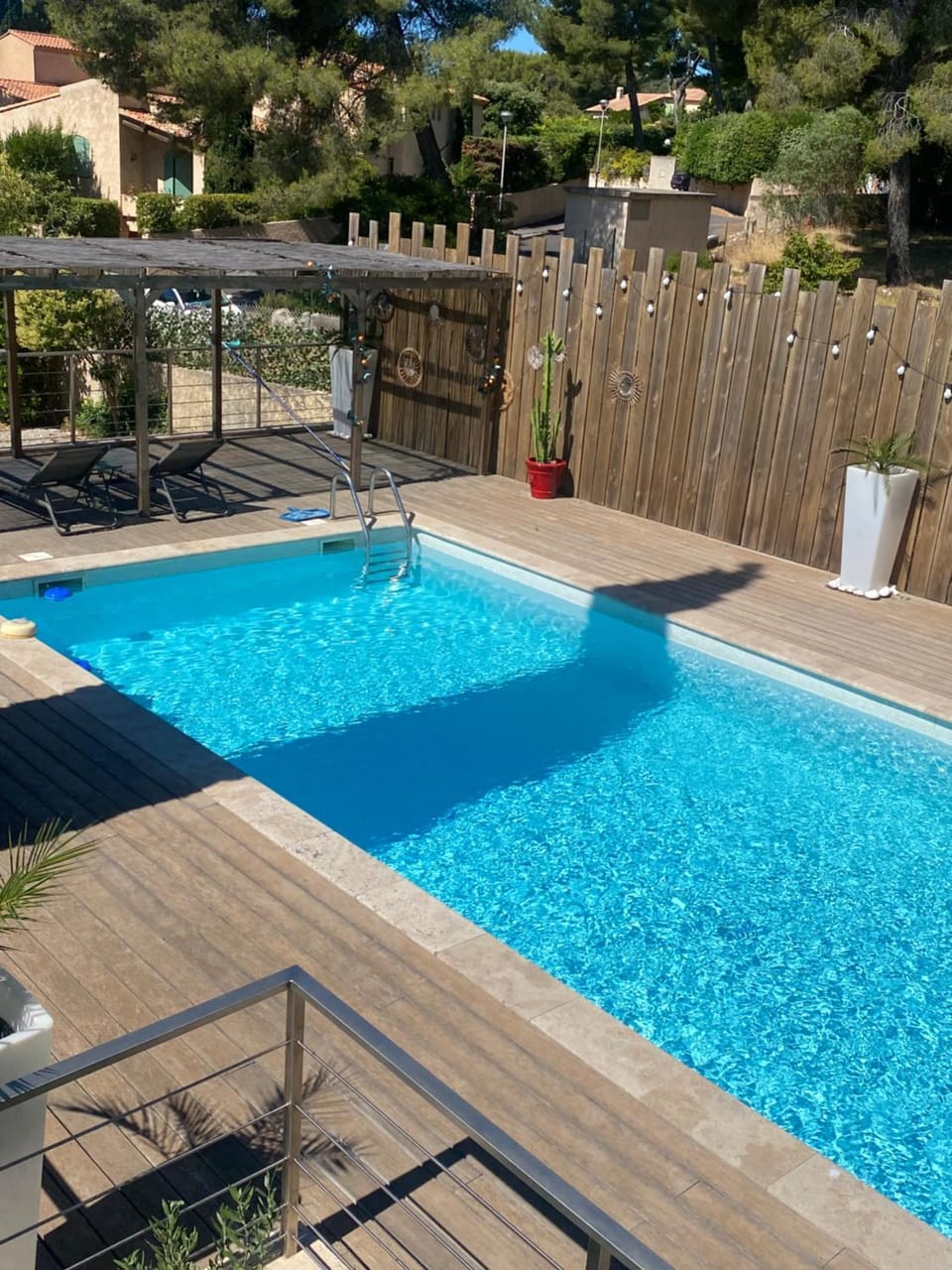 Le petit cassis vue mer et plus haute falaise d Europe Appart 70m2 dans villa avec accès libre piscine parking privé quartier résidentiel très calme plage 5mn en voiture Apartment in Cassis