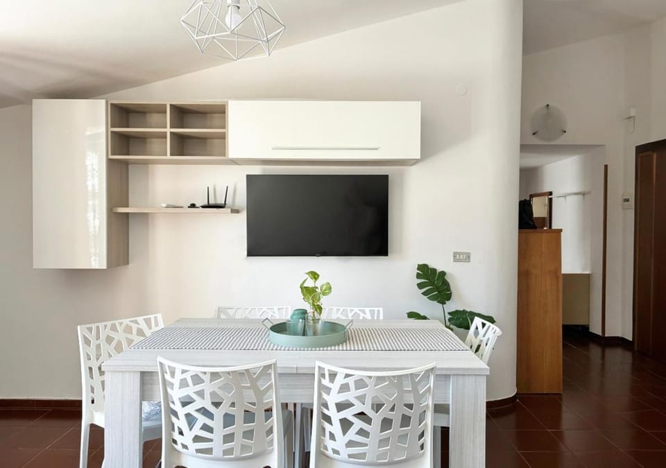 Communal lounge/ TV room, Dining area