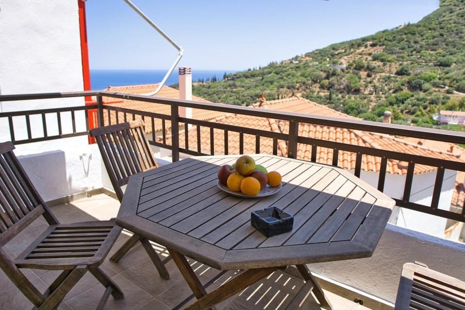 View (from property/room), Balcony/Terrace, Dining area, Sea view
