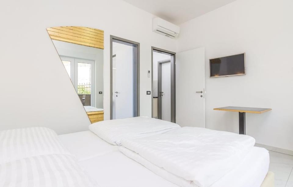 Bed, TV and multimedia, Bedroom, wardrobe, air conditioner