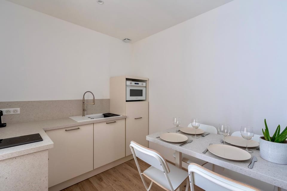 Kitchen or kitchenette, oven, stove