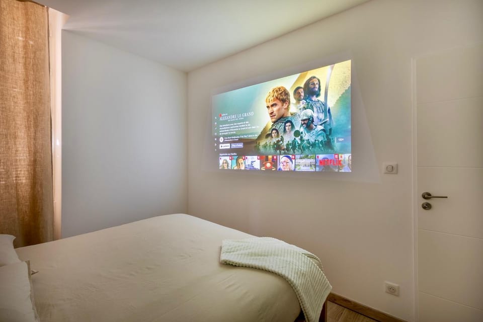 Bed, TV and multimedia, Bedroom