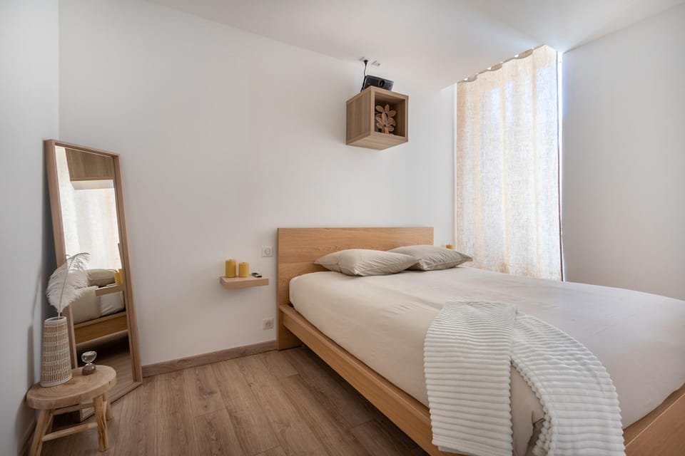 Bed, TV and multimedia, Photo of the whole room