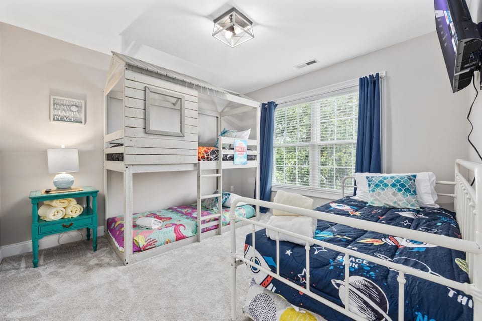 1 min Walk to Beach, 4BR House, Hot Tub, SL10 House in North Myrtle Beach