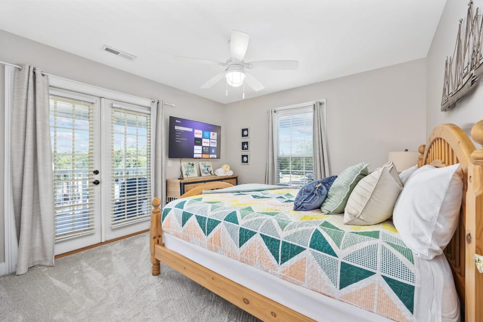 1 min Walk to Beach, 4BR House, Hot Tub, SL10 House in North Myrtle Beach