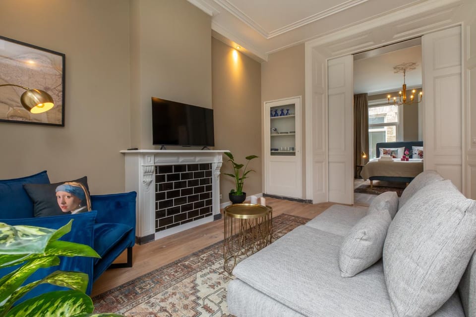 Communal lounge/ TV room, Living room, Seating area, Evening entertainment