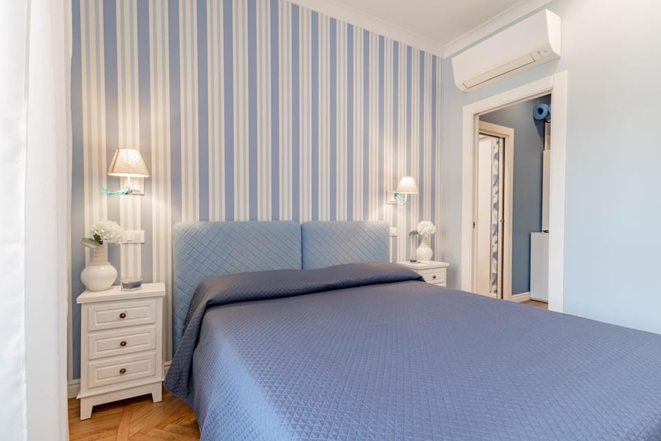 Bed, Photo of the whole room, Bedroom, air conditioner