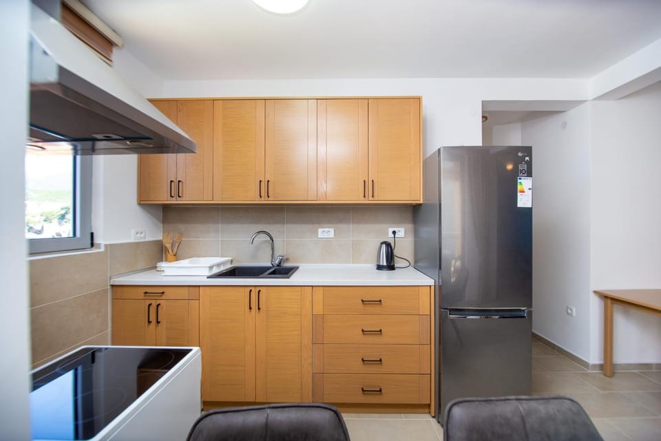 Kitchen or kitchenette, dishwasher, oven