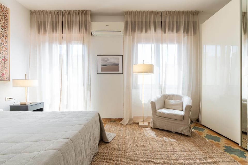 Bed, Photo of the whole room, wardrobe, air conditioner