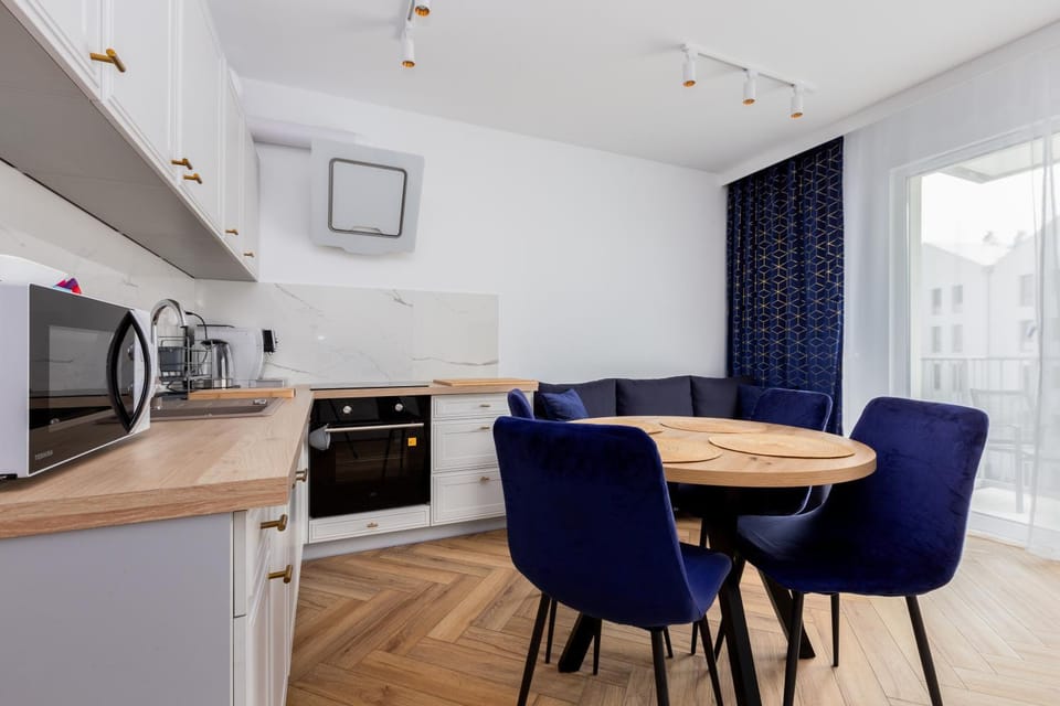 TV and multimedia, Kitchen or kitchenette, Living room, Seating area, Dining area, oven, stove