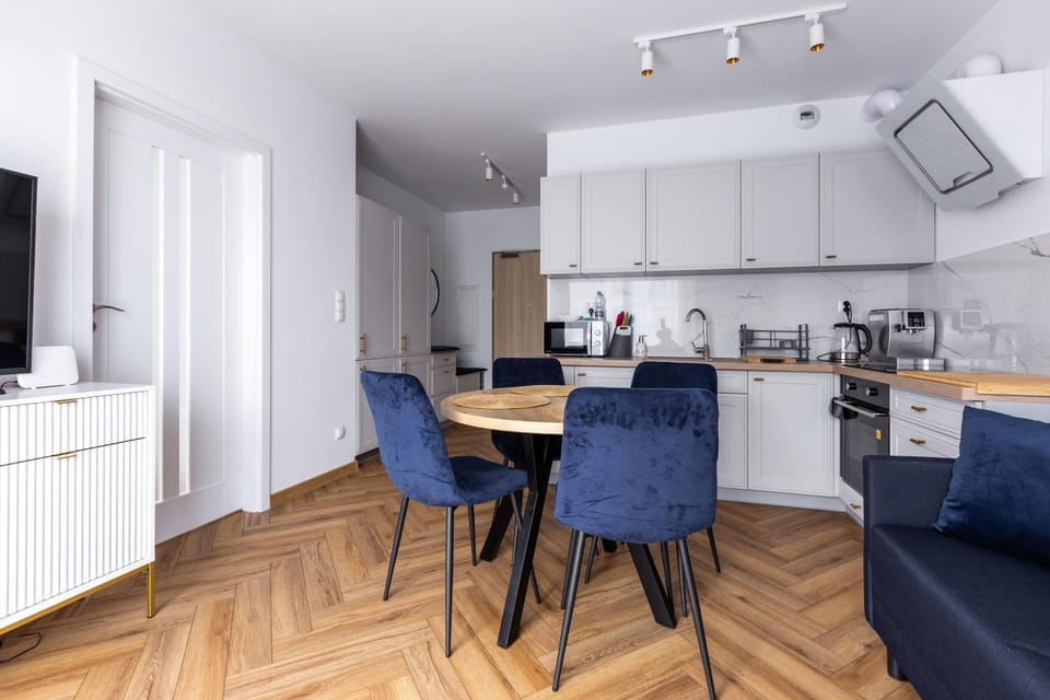 TV and multimedia, Coffee/tea facilities, Kitchen or kitchenette, Living room, Seating area, Dining area, oven, stove