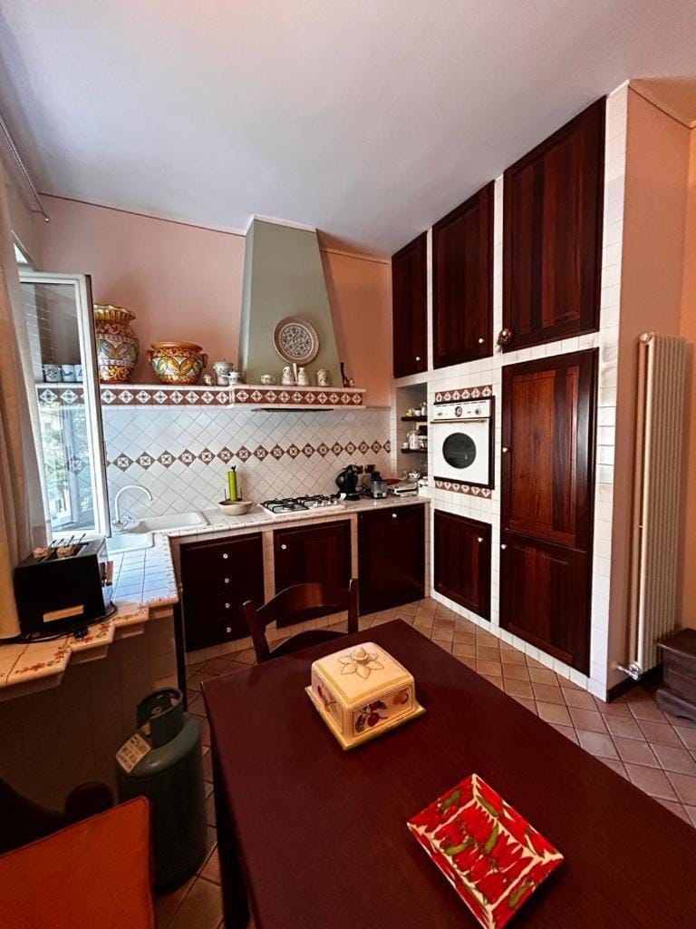 Kitchen or kitchenette, Dining area, oven, stove