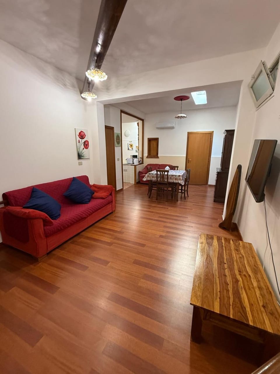 Communal lounge/ TV room, TV and multimedia, Living room, Seating area, Dining area, Evening entertainment, air conditioner