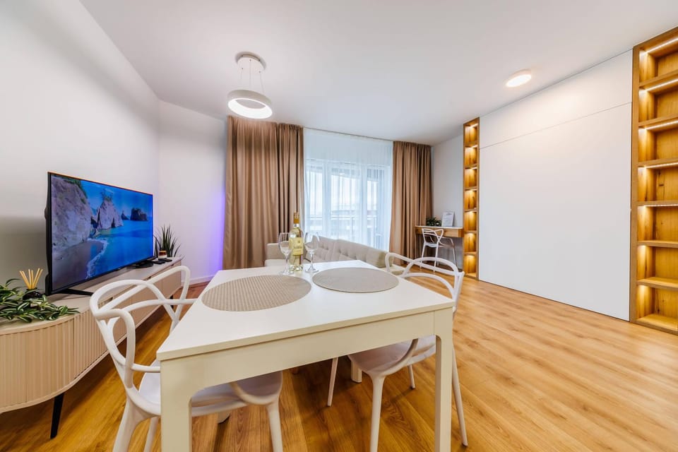 Communal lounge/ TV room, TV and multimedia, Living room, Seating area, Dining area, Evening entertainment
