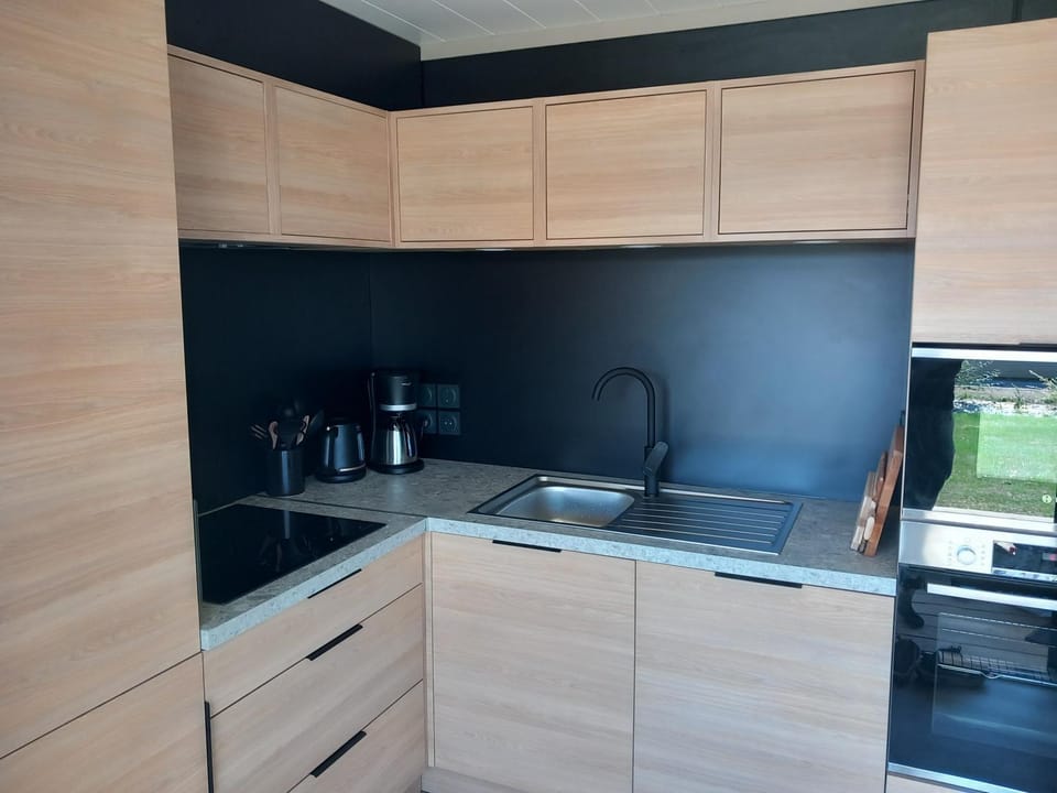 Coffee/tea facilities, Kitchen or kitchenette, stove