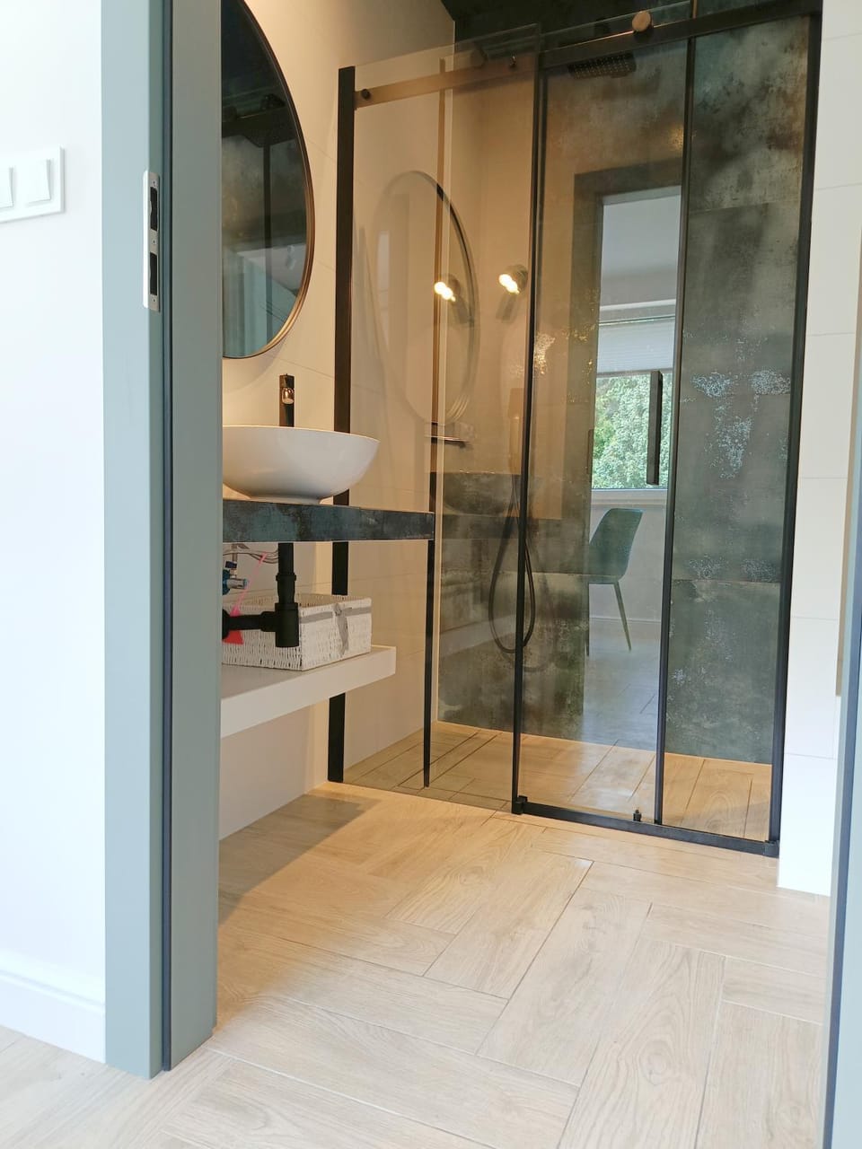 Shower, Bathroom, hair dryier, heating, towels