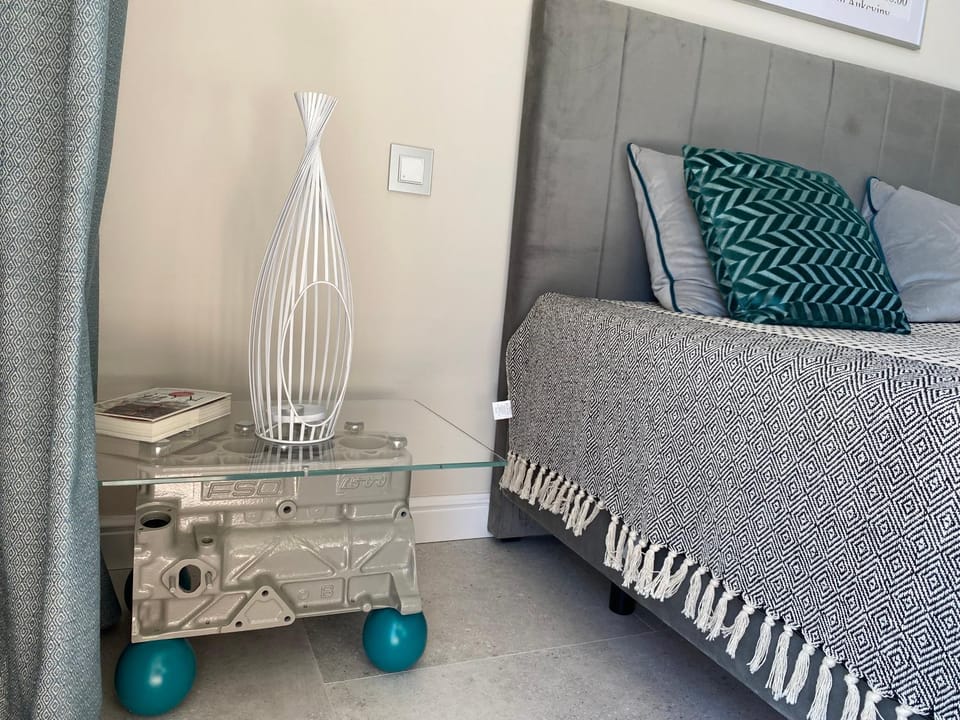 Bed, Photo of the whole room, Decorative detail, Seating area, Bedroom