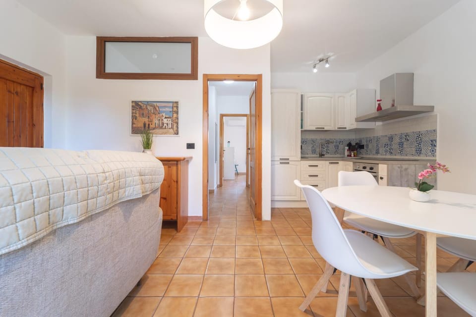 Bed, Kitchen or kitchenette, Living room, Seating area, Dining area, stove