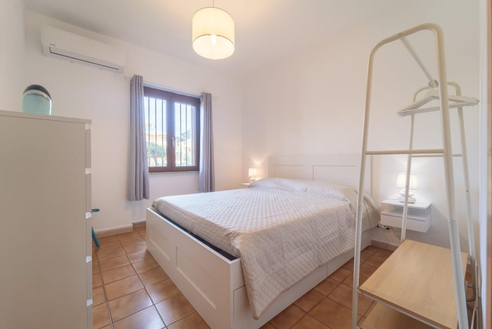 Bed, Photo of the whole room, Bedroom, air conditioner