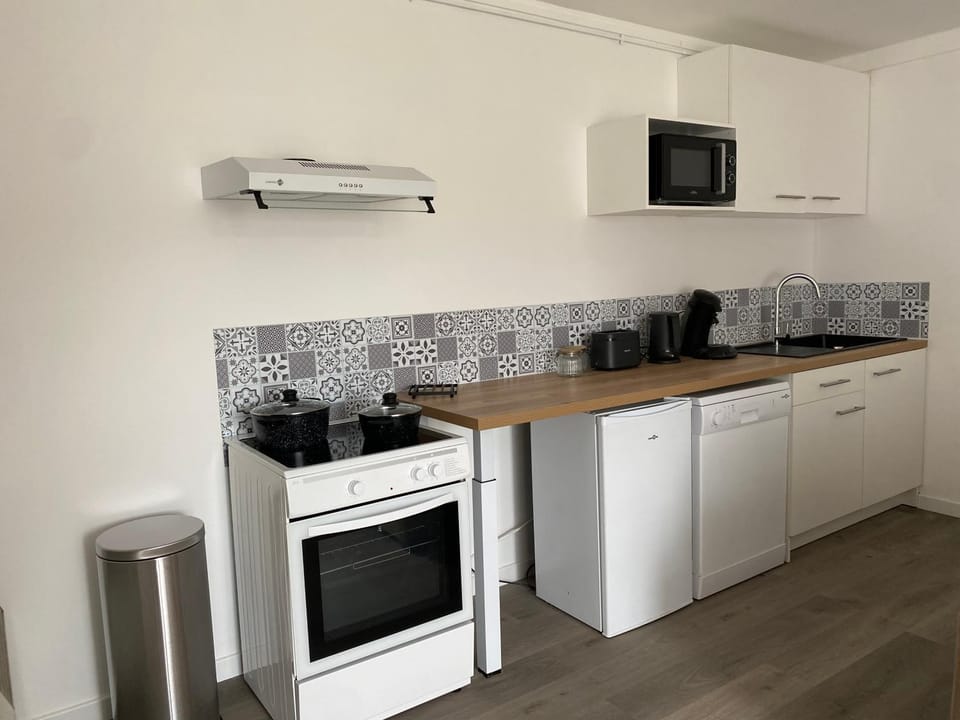 Coffee/tea facilities, dishwasher, oven, stove, toaster