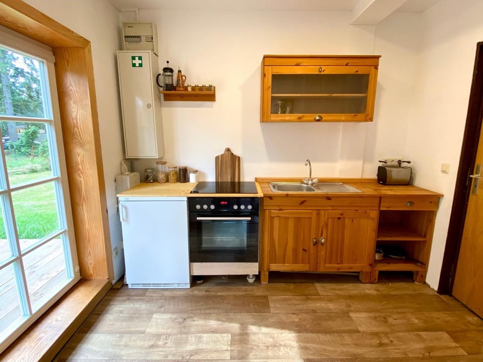 Coffee/tea facilities, oven, toaster, kitchen