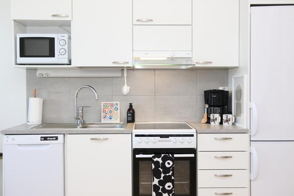 Coffee/tea facilities, Kitchen or kitchenette, dishwasher, oven, stove, toaster