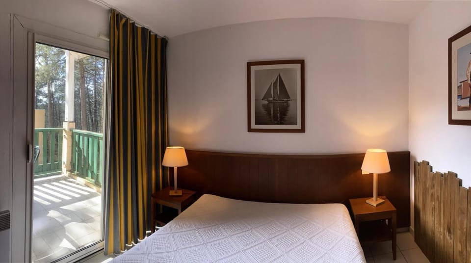 Bed, Living room, Bedroom