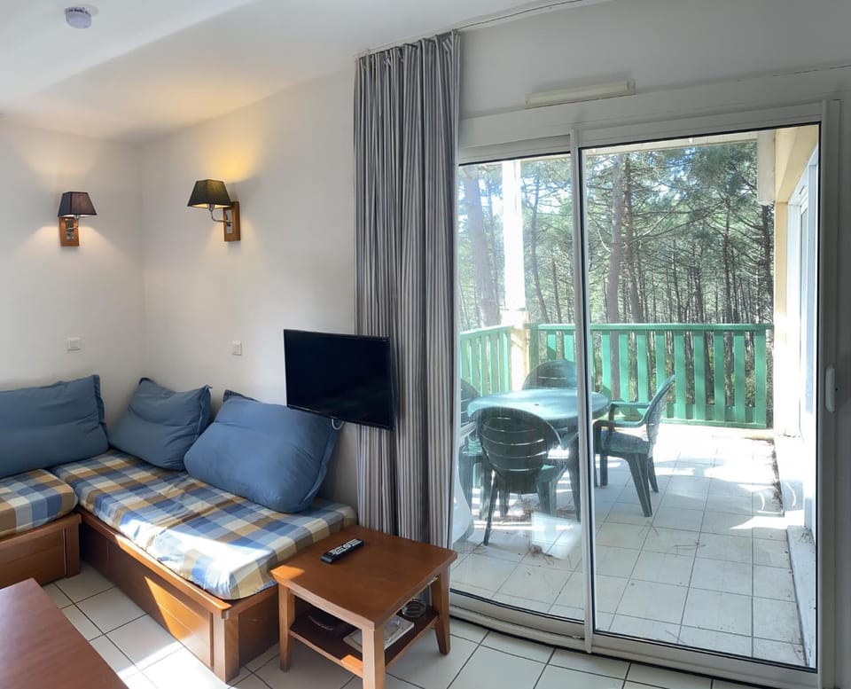 Bed, Living room, kitchen