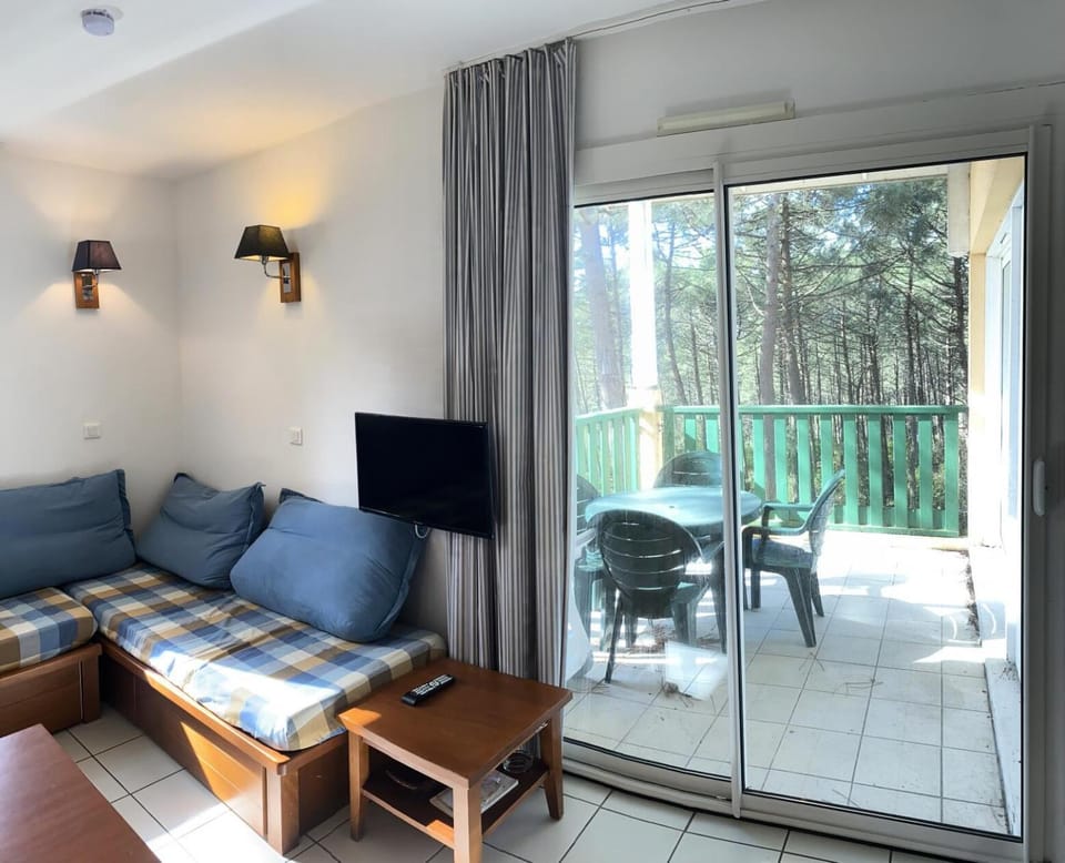 Bed, Living room, kitchen