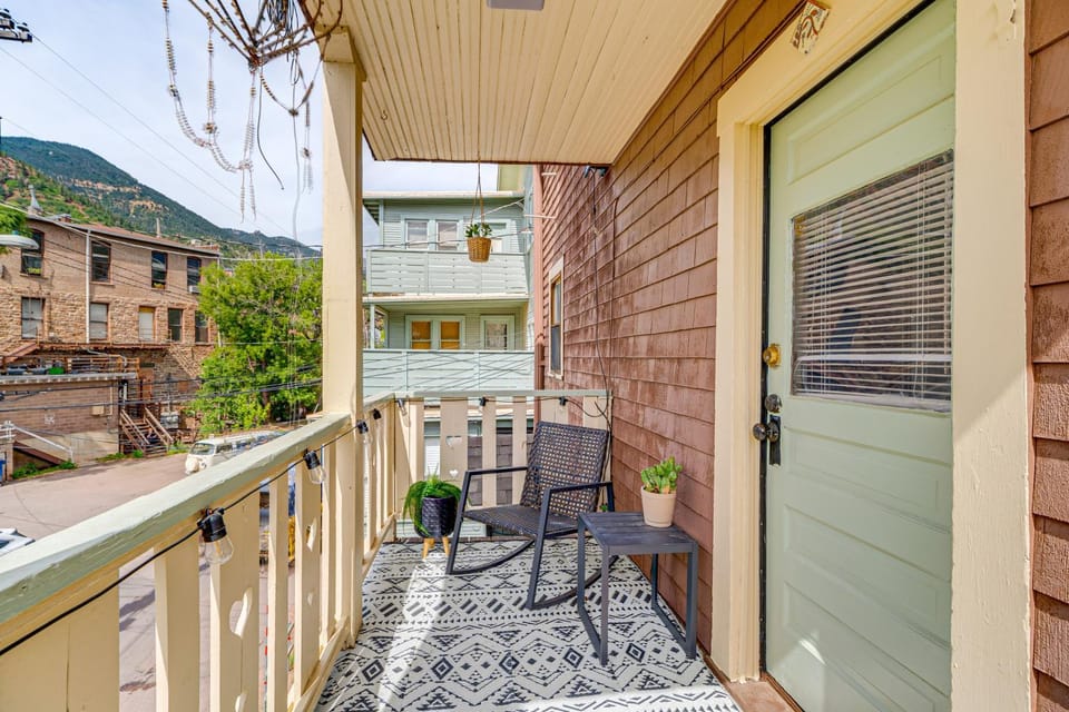 Deck & Fire Pit: Manitou Mountain Retreat House in Manitou Springs