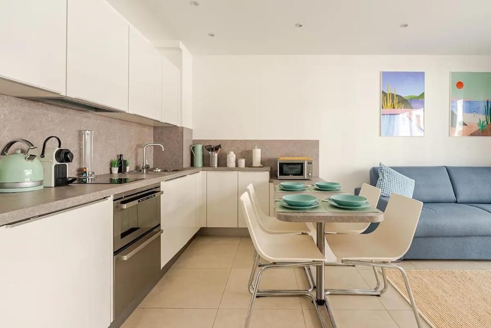 Coffee/tea facilities, Kitchen or kitchenette, Seating area, Dining area, dishwasher, oven, toaster