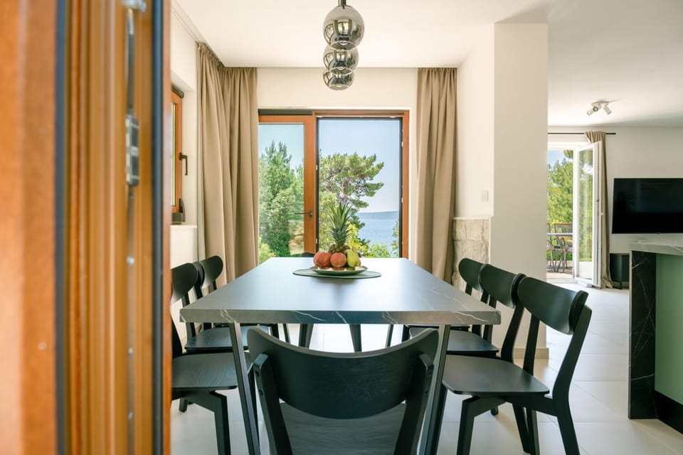 Kitchen or kitchenette, Dining area, Mountain view, Sea view